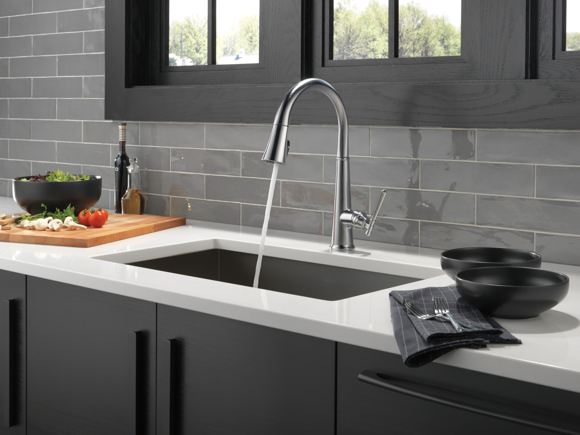 Delta Emmeline™: Single Handle Pull Down Kitchen Faucet 